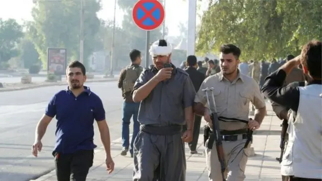 Los extremistas armados tomaron edificios del gobierno en la ciudad ubicada a unos 290 kilómetros de la capital Bagdad.