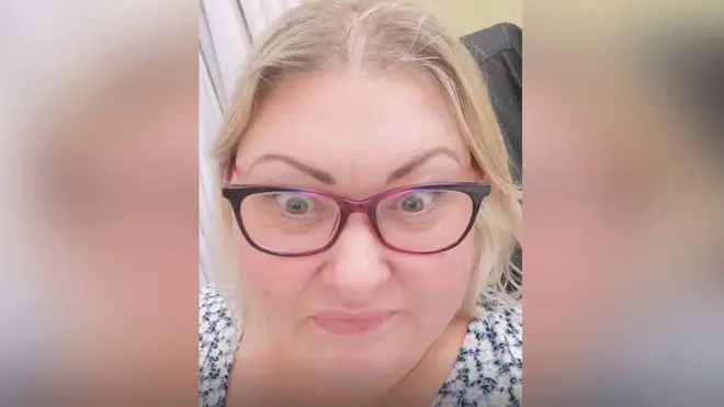 Ifoto yerekana Laura yarakaye cyane mu maso ubwo yumvaga umwana urimo kurira