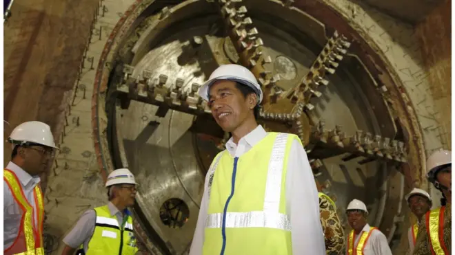 Presiden Joko Widodo meninjau proyek mass rapid transportation di Jakarta, pada 23 Februari 2017. Di bawah pemerintahannya, ada beragam proyek infrastruktur yang dijalankan, namun ada pula yang mandek.