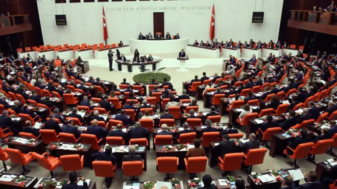 Anayasa değişikliği teklifi imzaya açılmış olmasına karşın, üzerindeki çalışmalar devam ediyor.