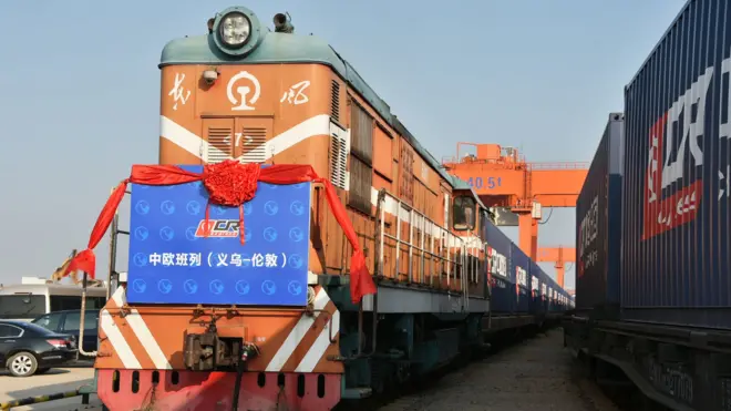 12月31日，首趟開往英國倫敦的中歐班列停靠在浙江義烏鐵路西站