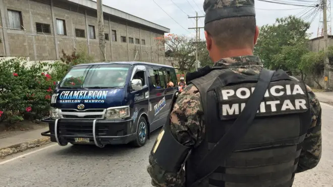 La policía militar es identificada por muchos como una de las claves para la reducción de la violencia en San Pedro Sula, aunque su labor no es defendida por todos.