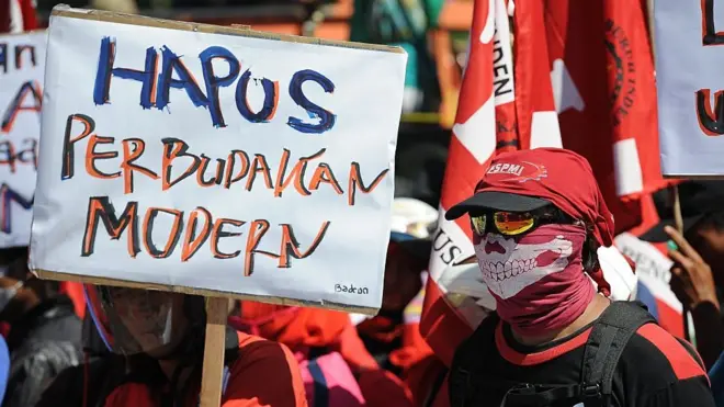 Jelang penetapan UMP DKI Jakarta tahun 2018, sejumlah serikat buruh berunjuk rasa di Balai Kota. Mereka mengusulkan nominal kenaikan yang lebih tinggi dibandingkan Dewan Pengupahan.