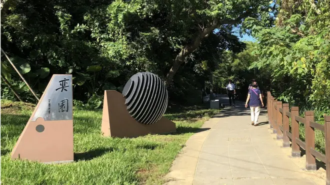 金庸与沈君山生前为至交，沈君山捐赠的奕园门口题字，即是出自金庸手笔。