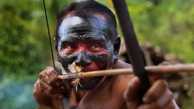 (Foto ilustrasi) Seorang anggota suku Waiapi membidikkan anak panahnya di Desa Manilha, Begara Bagian Amapa, Brasil.
