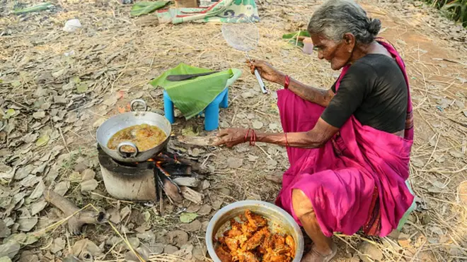 2016 දී ඇයගේ මුනුබුරා සහ ඔහුගේ යහළුවෙකු ආරම්භ කළ යූට්යුබ් නාලිකාව ඉතා ඉක්මනින් අතිශය ජනප්‍රිය විය