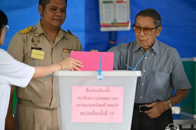 บรรยากาศการเลือกตั้งที่หน่วยเลือกตั้งที่ 9 และ 10 แขวงถนนนครชัยศรี เขตดุสิต ภายในโรงเรียนเศรษฐเสถียร ถนนพระราม 5 เช้าวันนี้ (28 มิ.ย.)
