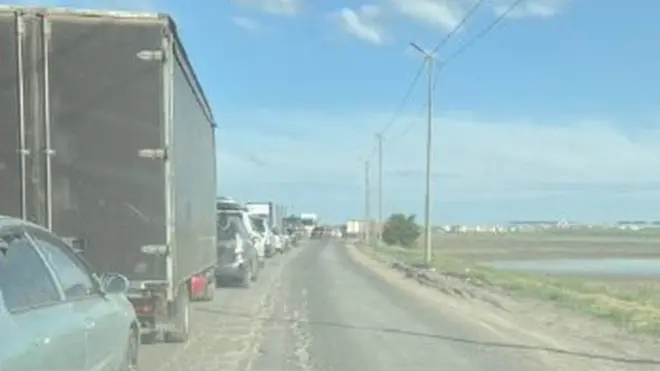 ইউক্রেনের মেলিটোপোল শহরের মেয়র ইভান ফোদোরভ- যিনি এখন পালিয়ে গিয়ে অন্য শহরে থাকেন- সোশাল মিডিয়াায় এই ছবি পোস্ট করে লিখেছেন জাপোরিশার রুশ নিয়ন্ত্রিত বেশ কিছুৃ শহর থেকে হাজার হাজার মানুষ চলে যেতে শুরু করলে রাস্তায় বিশাল যানজট তৈরি হয়