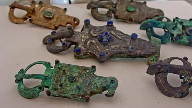 Прикрашені камінням середньовічні фібули (застібки) з колекції артефактів, яку повернули в Національний музей історії України  