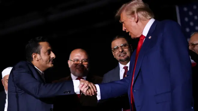 صورة للرئيس الأمريكي دونالد ترامب يصافح قادة المجتمع الإسلامي في ميشيغان خلال حملته الانتخابية.