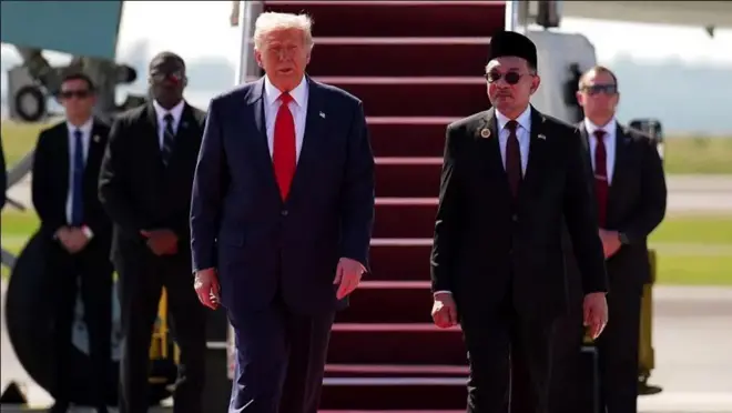 Madaxweyne Donald Trump ayaa waxaa ku soo dhaweeyay Ra'iisul Wasaaraha Malaysia Anwar markii uu yimid Kuala Lumpur Oktoobar 2025

