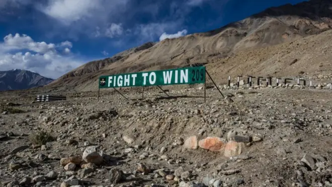 লাদাখের বিতর্কিত সীমান্ত এলাকায় ভারত ও চীন প্রায়ই পরস্পরের বিরুদ্ধে অন্যের এলাকায় ঢুকে পড়ার অভিযোগ এনে থাকে