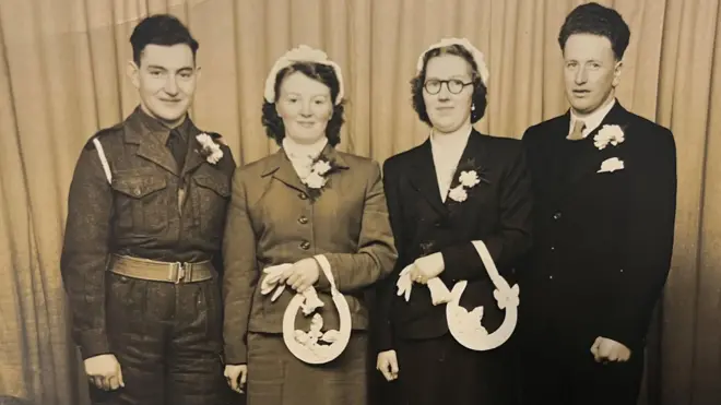 ቶሚ ባጅ፣ቴልማ ባጅ፣ ቫዮሌት ፍሌት እና ሌስሊ ፍሌት በሠርጋቸው ቀን