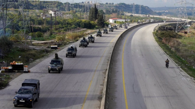 12 Silahlı arazi aracından oluşan bir konvoy karayolunda ilerliyor.