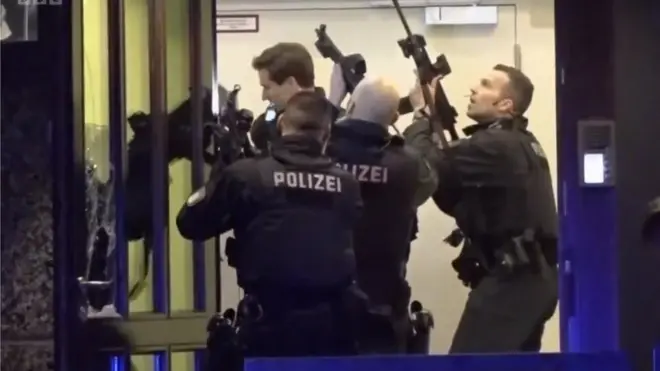 Weerarka Hamburg: Ciidamada booliska ayaa dhismaha ku xoomay