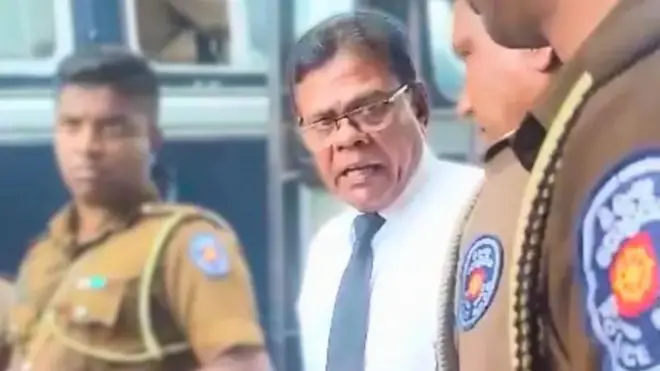 නීතිඥ ගුණරත්න වන්නිනායක පොලිස් නිලධාරීන් දෙදෙනෙකු සමග