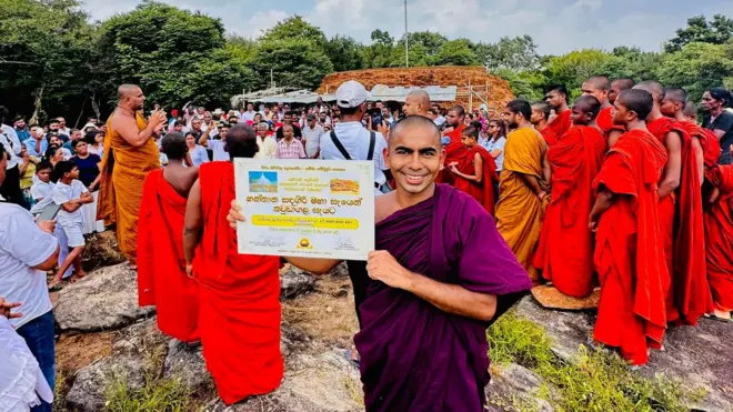 සමාජ මාධ්‍ය හරහා මුදල් රැස් කරමින් සිදුකරන දැවැන්ත ආගමික ගොඩනැගිලි ඉදිකිරීම් සම්බන්ධයෙන් කලින් කලට අපට අසන්නට දක්නට ලැබේ.