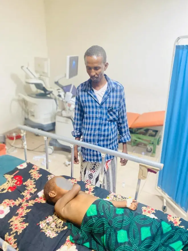 Maxamed Cabdullaahi Xaydh oo wiilkiisa dul taagan