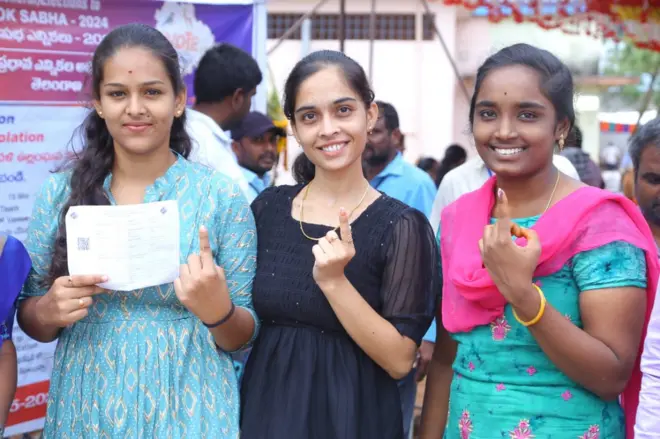 ఓటు వేసిన తర్వాత మహిళలు