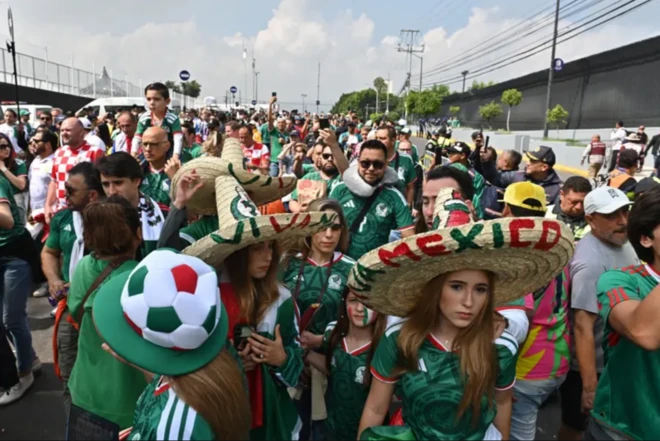 مشجعون قبل المباراة الافتتاحية لكأس العالم
