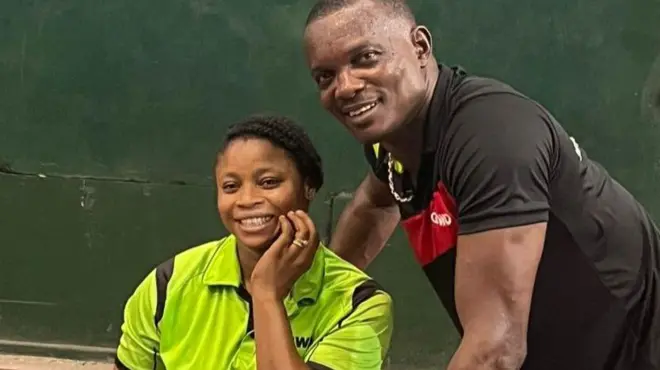 Christiana et Kayode Alabi font une pause pendant l'entraînement et sourient en regardant la caméra.