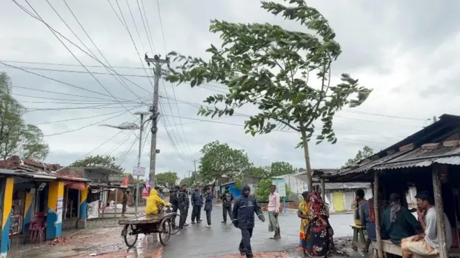 উপকূলে আঘাত হেনেছে প্রবল ঘূর্ণিঝড় রিমাল