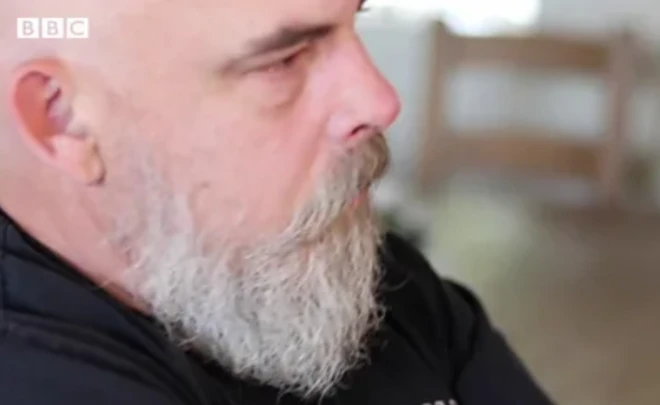 白いひげを蓄えた男性の横顔