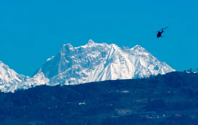 उद्धारका लागि उडेको एउटा हेलिकोप्टरको फाइल तस्बिर। पृष्ठभूमीमा हिमाल देख्न सकिन्छ।