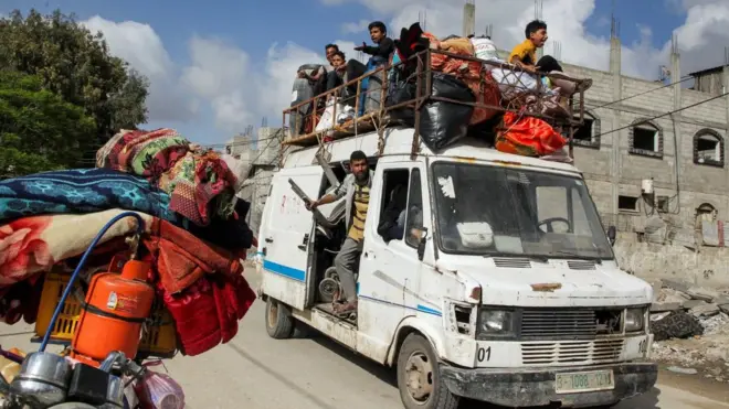 نازحون فلسطينيون يفرون من رفح بعد تحذيرات الجيش الإسرائيلي