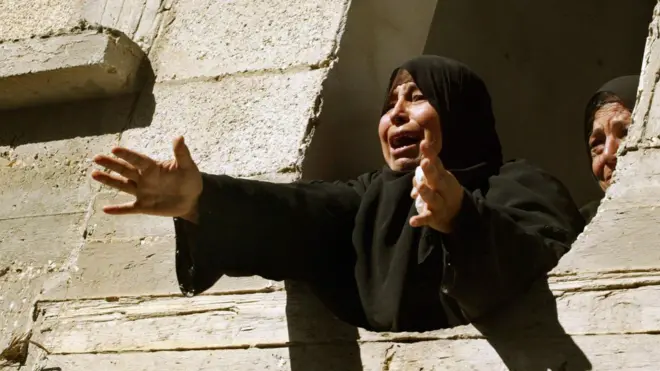 गज़ा में एक महिला