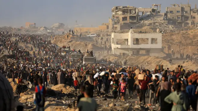 فلسطينيون يتسلمون مساعدات إنسانية في بيت لاهيا