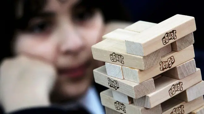 Menina jogando Jenga