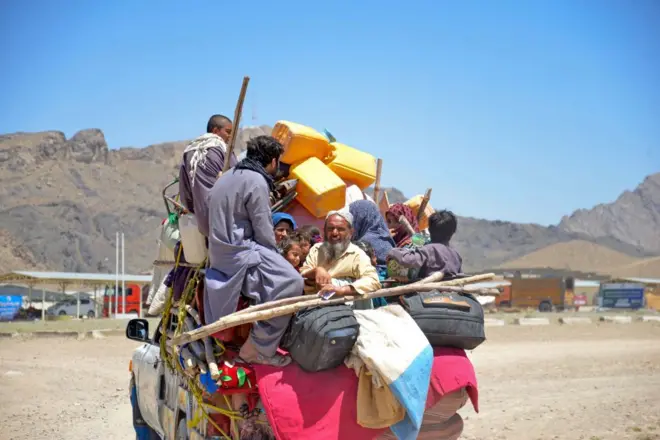 له دې مخکې پاکستان د بې اسنادو کډوالو لپاره له دې هېواده د وتلو لپاره د مارچ ۳۱ مه ورځ وروستی ضرب الاجل ټاکلی و.