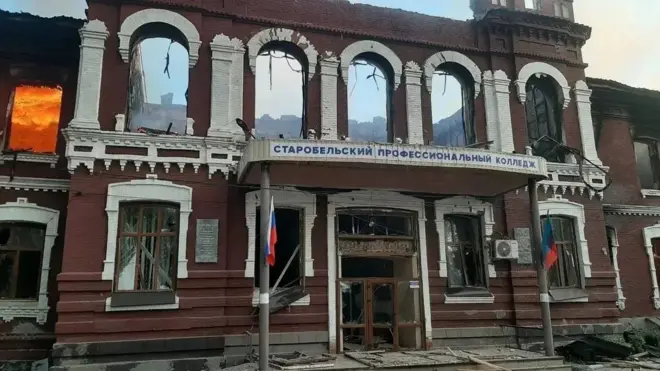 Поврежденное здание колледжа.