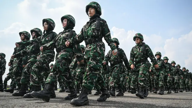 Sejumlah peserta Komponen Cadangan (Komcad) unsur Aparatur Sipil Negara (ASN) dari berbagai kementerian berbaris usai upacara Pembukaan Latihan Dasar Militer (Latsarmil) Komcad ASN Kementerian di Lanud Halim Perdanakusuma, Jakarta, Rabu (22/4/2026).