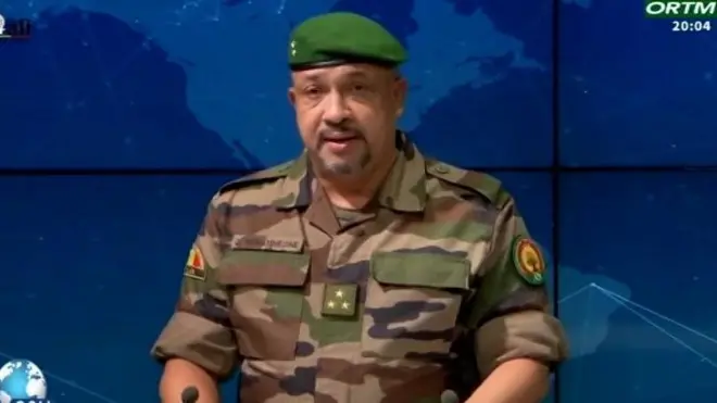 Une capture d'écran du général Daoud Aly Mohammedine s'exprimant à la télévision et vêtu d'un treillis militaire.