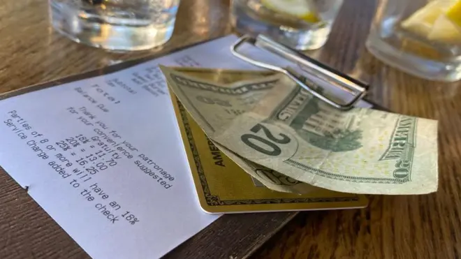 20 доларів готівкою, залишені на рахунку в ресторані США