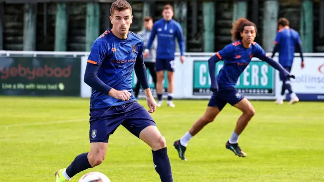 أوكلاند سيتي فريق من الهواة يتحدى عمالقة الكرة العالمية 