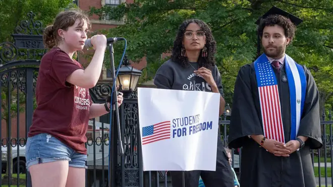 हार्वर्ड विद्यापीठात मंगळवारी (27 मे) आंतरराष्ट्रीय विद्यार्थ्यांना पाठिंबा देण्यासाठी निदर्शनं करण्यात आली.
