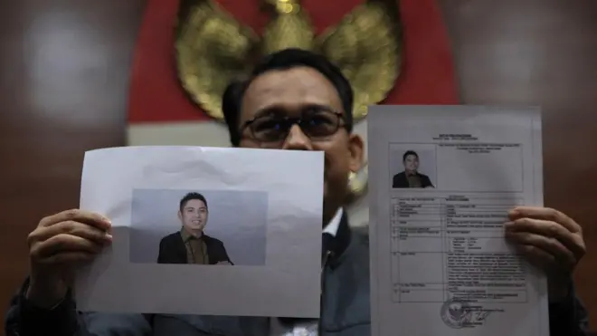 Juru bicara Komisi Pemberantasan Korupsi (KPK) Ali Fikri menunjukkan foto dan surat penetapan Daftar Pencarian Orang (DPO) atas nama Mardani H.Maming saat konferensi pers di Gedung Merah Putih KPK, Jakarta, Selasa (26/7/2022).