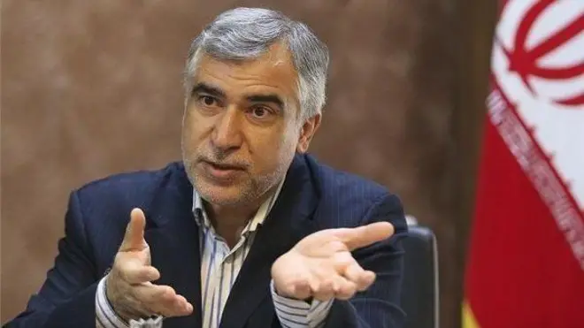 ابوالفضل ظهرهوند با پیراهن و کت و شلوار
