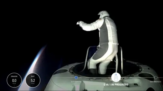 Айзекман за пределами корабля Dragon