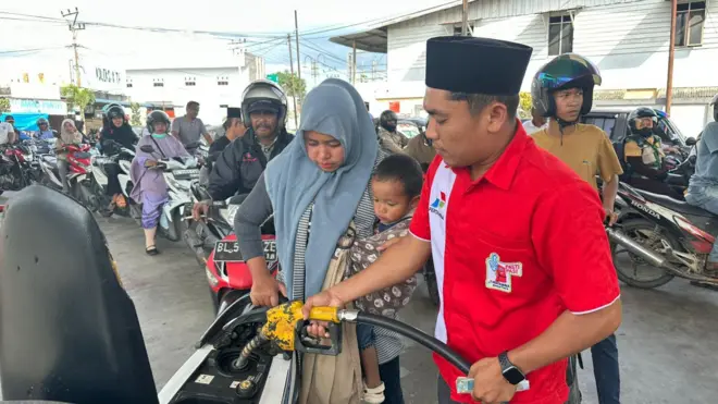 Di SPBU Tan Saril, Aceh Tengah, nampak antrean kendaraan roda dua mengular hingga tiga kolometer dalam dua hari terakhir.