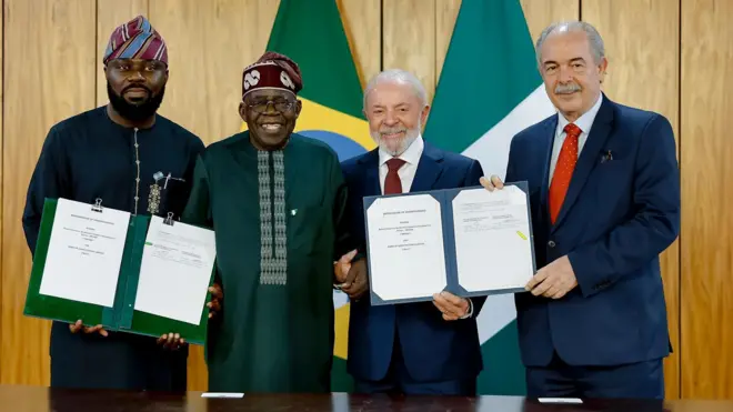 Aarẹ Bola Tinubu pẹlu Aarẹ Brazil, Luiz Inácio Lula da Silva atawon alabiṣẹ awọn mejeji ti wọn gbe iwe adehun ti wọn buwọlu lọwọ
