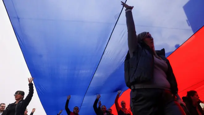 Присталице Српске напредне странке на скупу у Београду, 11. априла