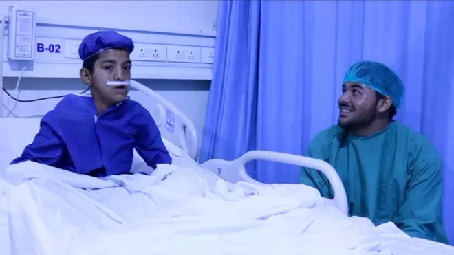 یو افغان جراح عبدالغفار غیور، په تېره څه باندې یوه لسیزه کې یې د شاوخوا ۷۲۰۰ پرې شونډو یا پرې تالو روغتیایې ستونزې لرونکو ماشومان وړیا عملیاتونه کړي.