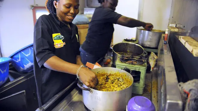 Awọn obinrin to n se ẹfọ