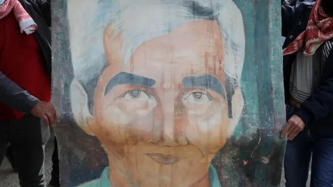 فلسطينيون مناصرون للجبهة الشعبية لتحرير فلسطين خلال مشاركتهم في مظاهرة بمدينة غزة للمطالبة بالإفراج عن الأمين العام للجبهة أحمد سعدات، المسجون في إسرائيل، في 17 يناير/كانون الثاني 2021.