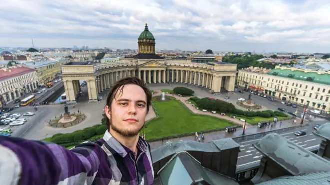 Скворцов делает селфи на одной из петербургских крыш с видом на Казанский собор