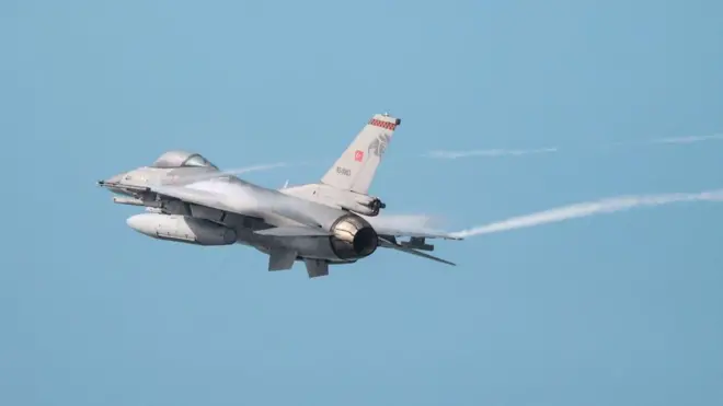 Türkiye'ye ait bir F-16 savaş uçağı